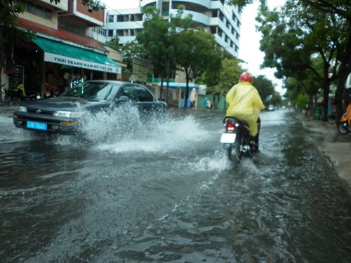 Đường Quang Trung đoạn qua bệnh viện Đa Khoa Đà Nẵng nước ngập kéo dài hơn 300m